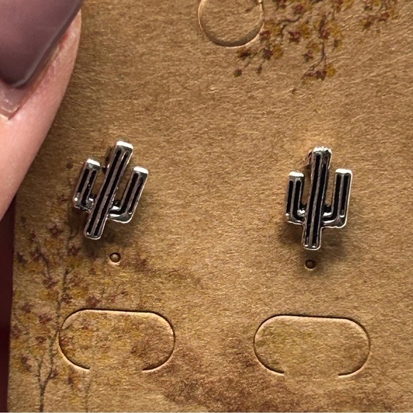 Small Novelty Silver Tone Cactus Stud Earrings Southwestern Fun Nature - Picture 9 of 9